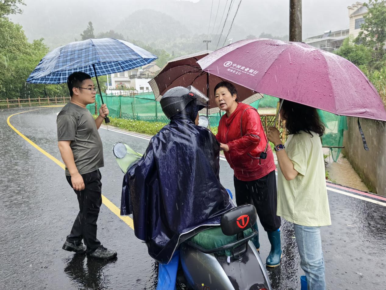 了解受災情況並叮囑農戶雨天非必要不外出。