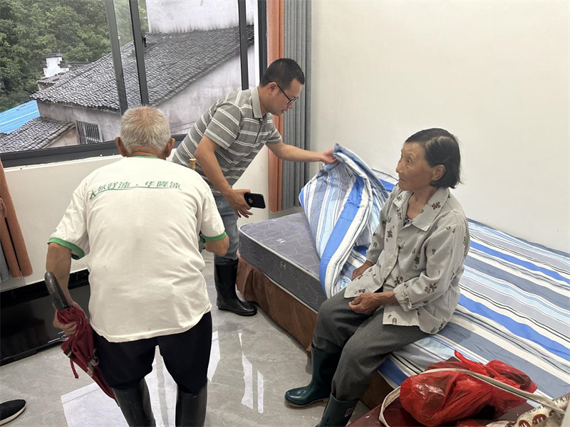 開設轉移安置點，提供日常所需。