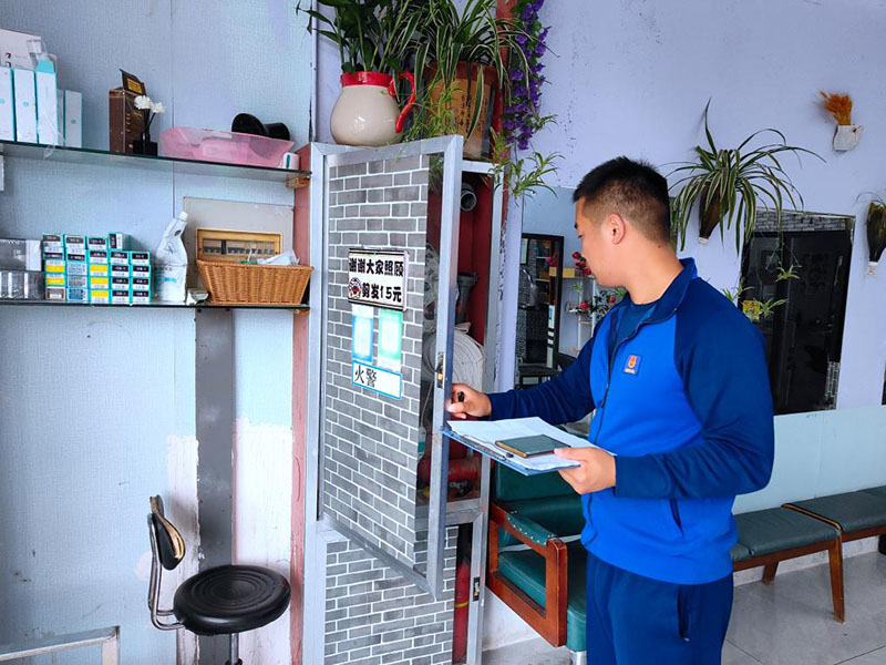 消防救援大队党员志愿者在慈馨家园小区开展消防安全入户宣传活动。