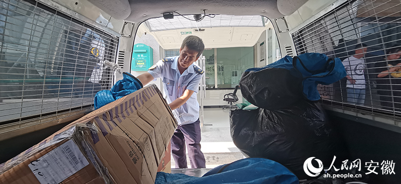 公交駕駛員將村民寄送貨物裝車。人民網 胡雨鬆攝