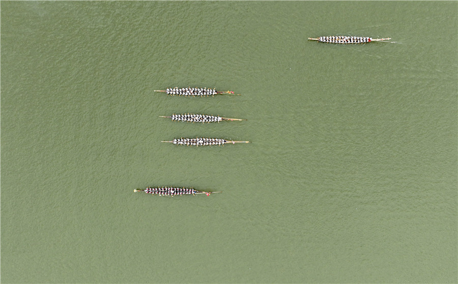 百余条龙舟分批次，在河面上进行赛前表演。人民网记者 陶涛摄