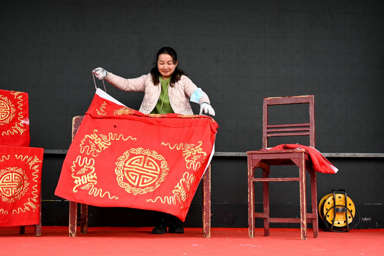 剧团工作人员正在准备舞台道具。