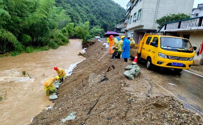 6月23日，市公路中心歙县分中心对349省道歙县小川乡小洲村段路基冲毁路段进行临时抢通应急处置。