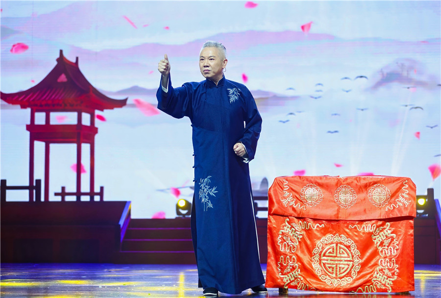 老艺术家表演评话。合肥演艺集团供图