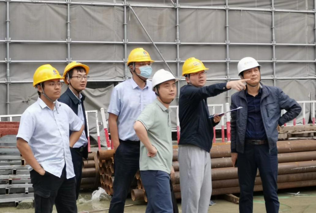 现场商榷燃气设备安装位置。合燃华润燃气供图