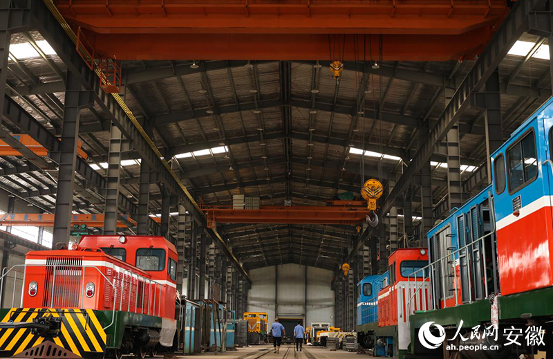 安徽万航轨道交通装备有限公司厂房内停放的新能源机车。人民网记者 陶涛摄