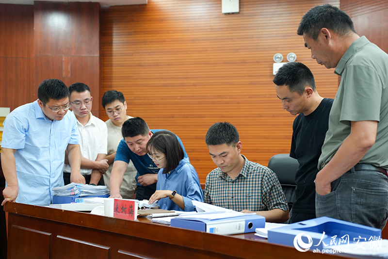 督导专员正在查阅相关单位台账资料。人民网记者 王锐摄
