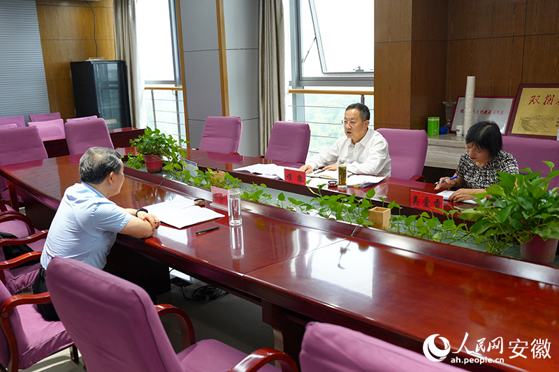 开展个别谈话。人民网记者 王锐摄