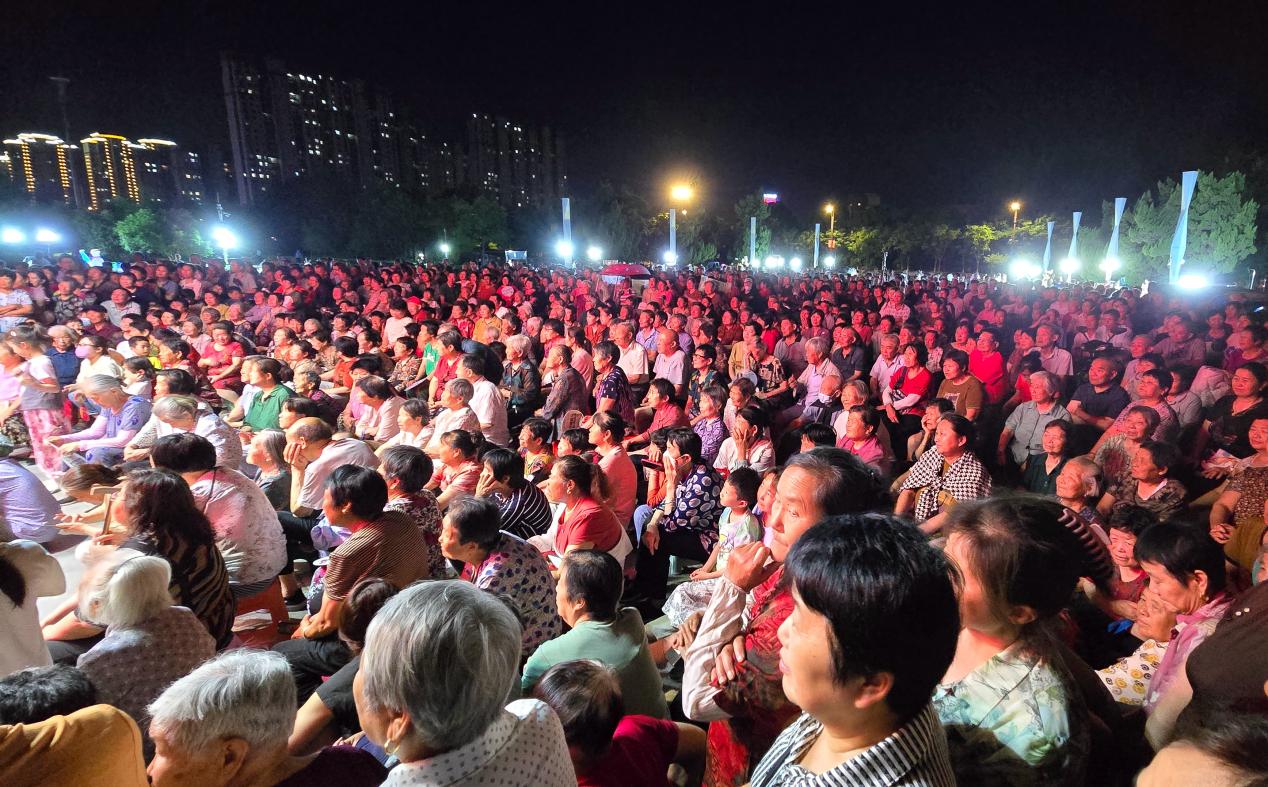 6月23日晚，市民在全椒县政务中心广场观看戏曲展演。沈果摄