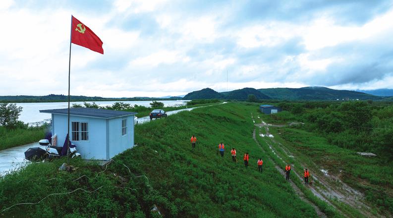 6月29日，池州市青阳县组织镇、村党员干部，在童埠圩堤坝展开全方位、拉网式排查。杨亮 臧谦摄