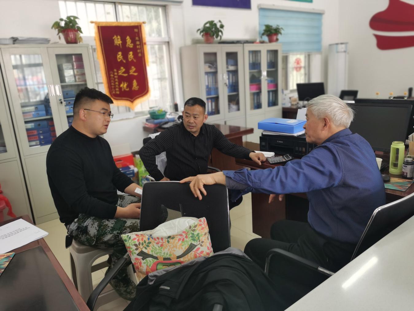 调解群众纠纷。李郁旭摄