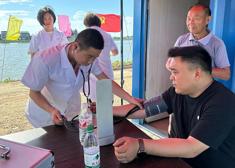 醫務人員給防汛一線人員進行常規醫護檢查。廖志偉供圖