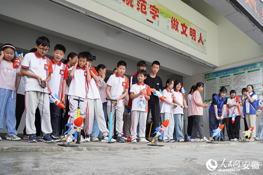 学生们在科学课堂上互动学习。人民网记者 陈若天摄