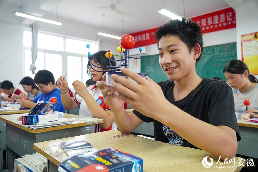 学生们在科学课堂上互动学习。人民网记者 陈若天摄