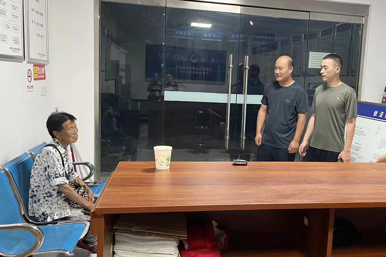 退役軍人周愛明和黃培珊與迷路老人交談。曹基攝