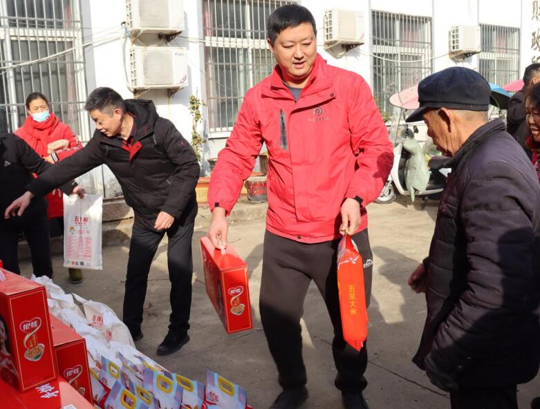创业退役军人陈朋春节期间捐赠慰问品。