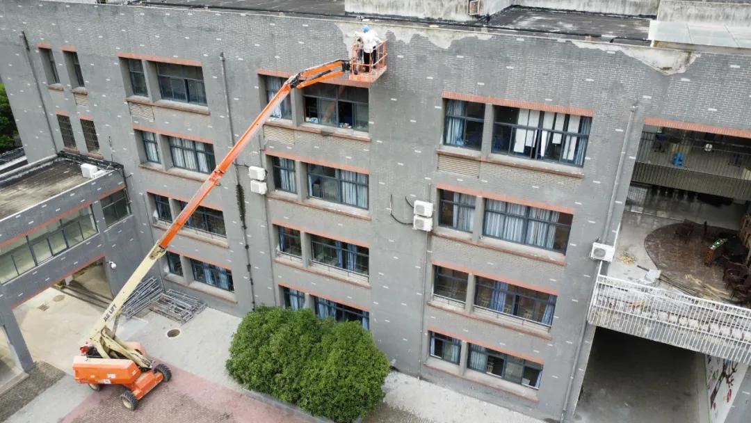鏟除南崗小學空鼓的外牆粉刷層。