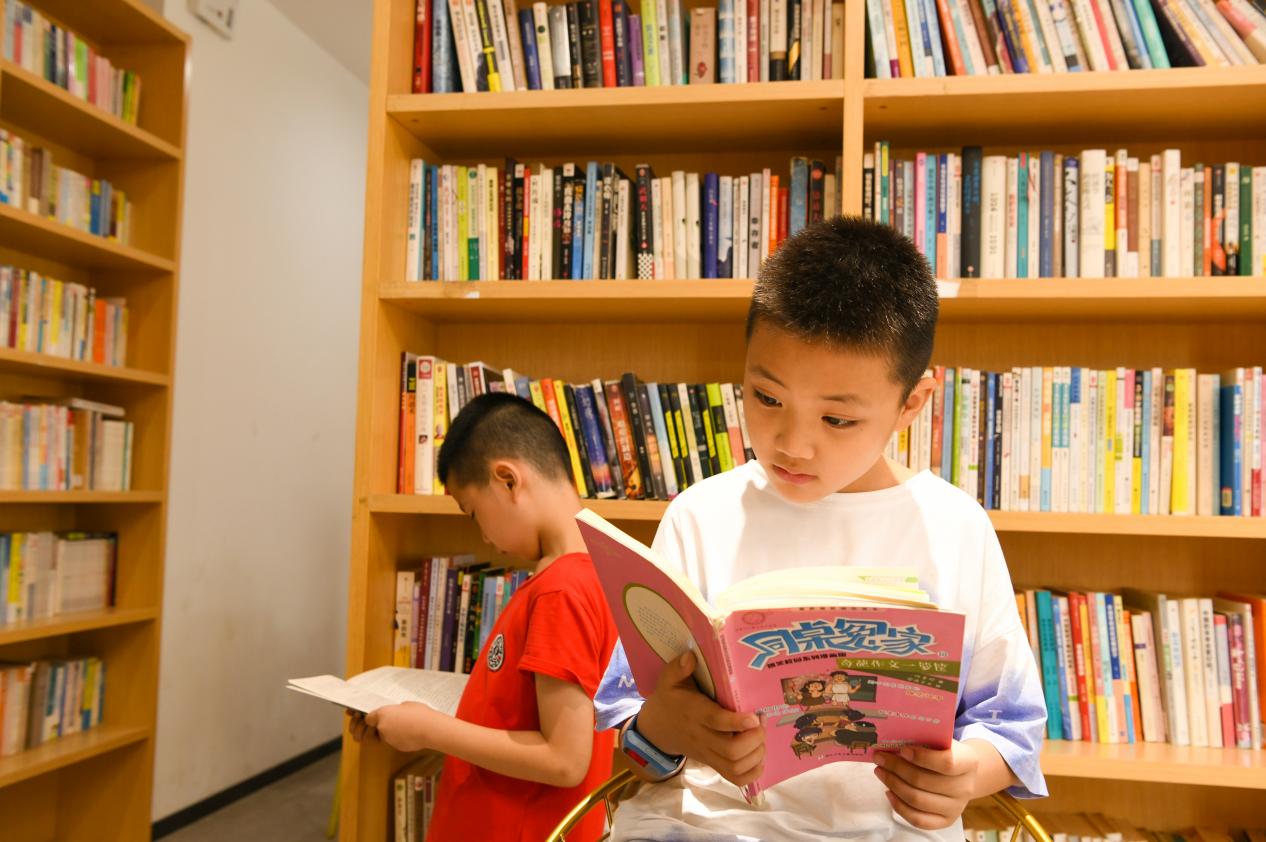学生在长丰映典书坊内阅读图书