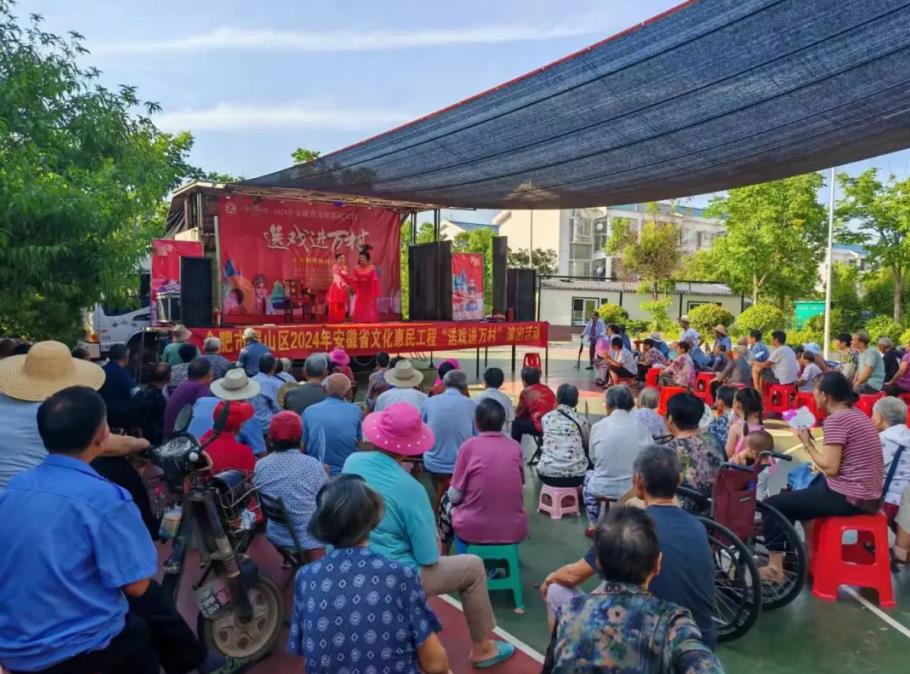 “送戲進萬村”演出在棗林村舉行。