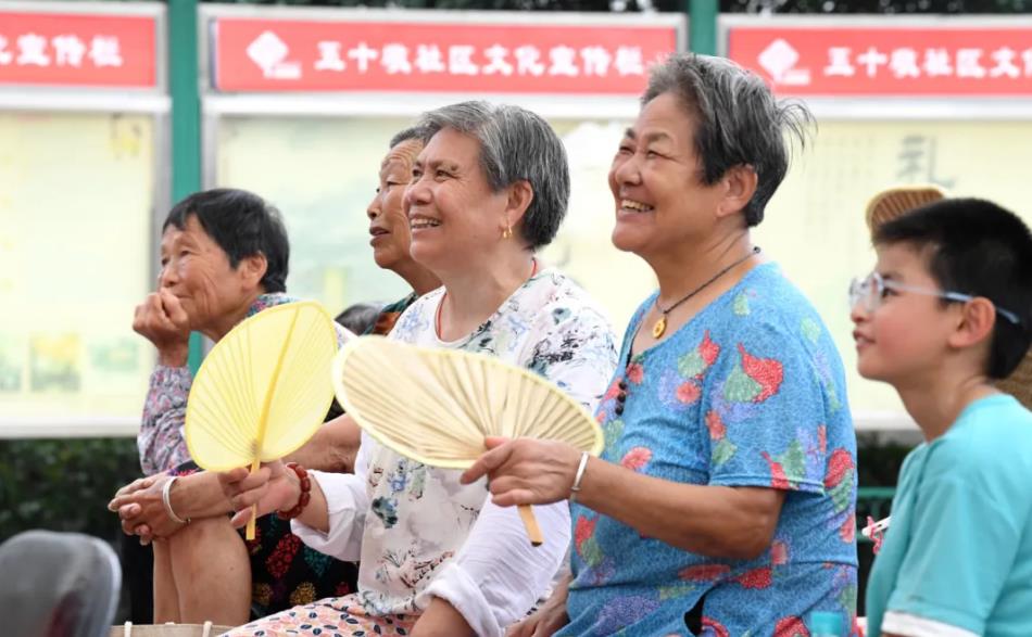 在五十墩小區文化廣場，精彩的文化惠民工程“送戲進萬村”活動深受村民喜愛。