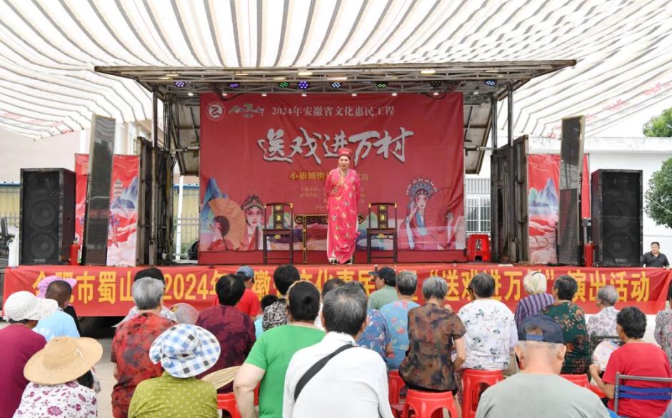 在五十墩小區文化廣場，文化惠民工程“送戲進萬村”活動吸引不少村民前來觀看。