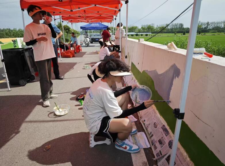 艺术学院开展乡村振兴墙绘艺术社会实践活动。