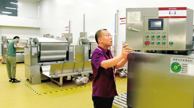 阜阳同福大健康食品城工作人员在安装调试生产设备。 徐丹丹 摄
