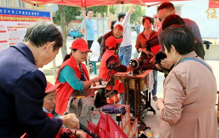 志愿服务惠居民。龙狮桥乡供图