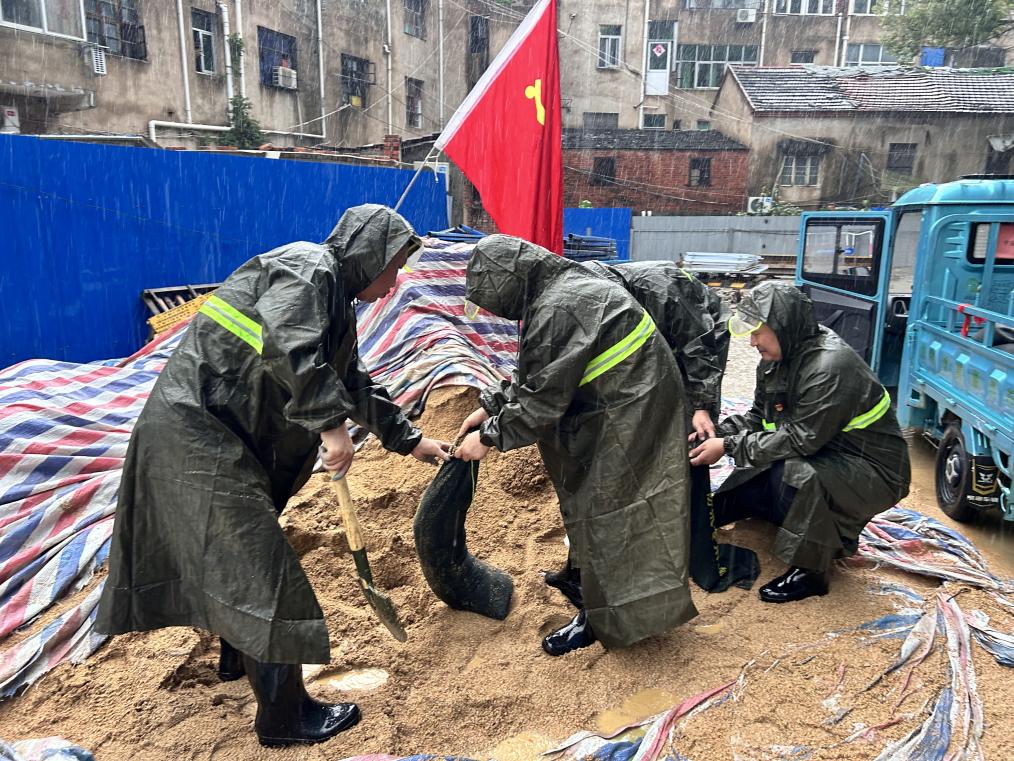 上派镇爱和社区党员在为防汛装沙袋。肥西县委宣传部供图
