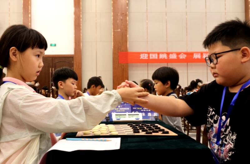 参赛国际跳棋选手赛前握手。