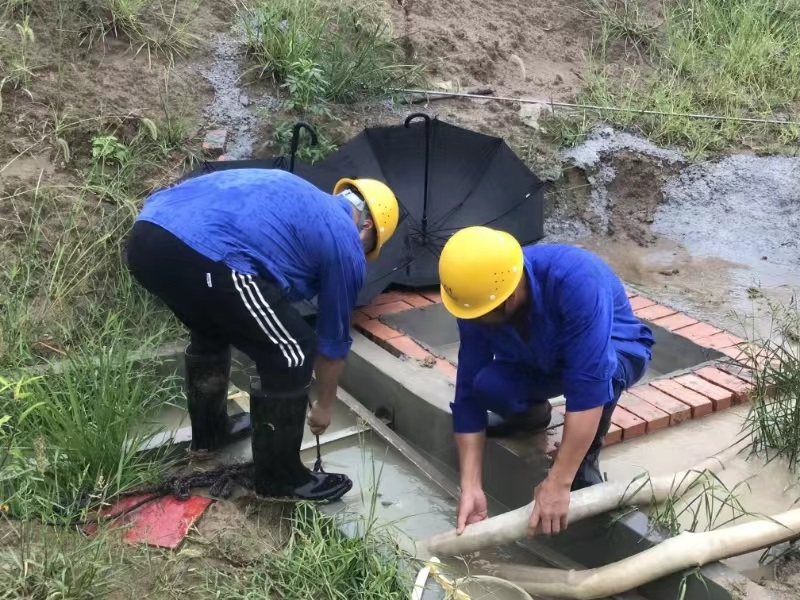 合肥热电集团新桥热电检修人员对生产区域增加排水设施。合肥热电供图