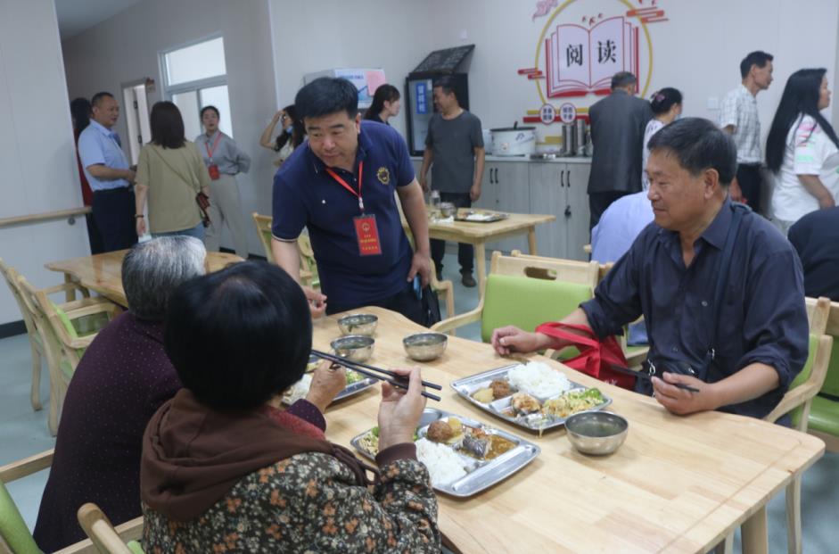 天长市人大代表守护“舌尖安全”，为幸福晚年“护航”。刘世军摄