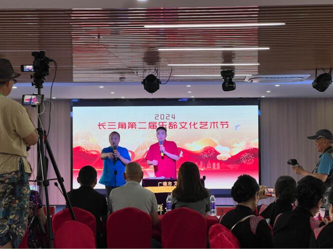 曲艺表演。
