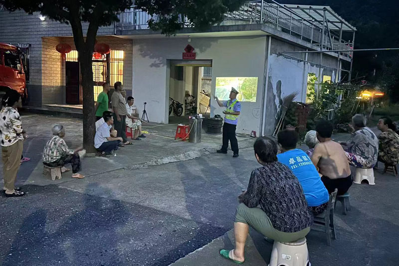 村民們觀看交通安全視頻。