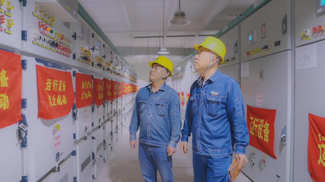 國網濉溪縣供電公司運維人員在濉溪縣110千伏劉橋變巡視。儲運濤攝