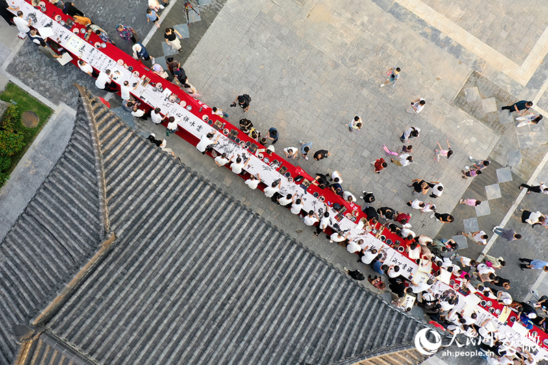 萧县书画爱好者现场挥毫泼墨。人民网记者 陈若天摄