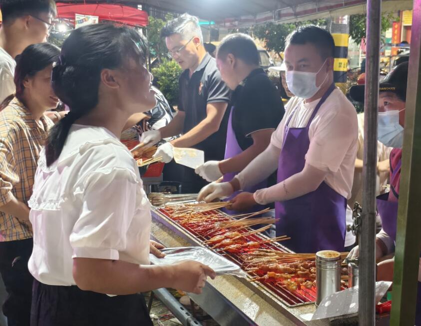燒烤小攤生意火爆。古坊鄉人民政府供圖