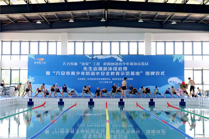 首批来自乡镇周边的30名学员经过热身后有序入水，学习游泳技能。