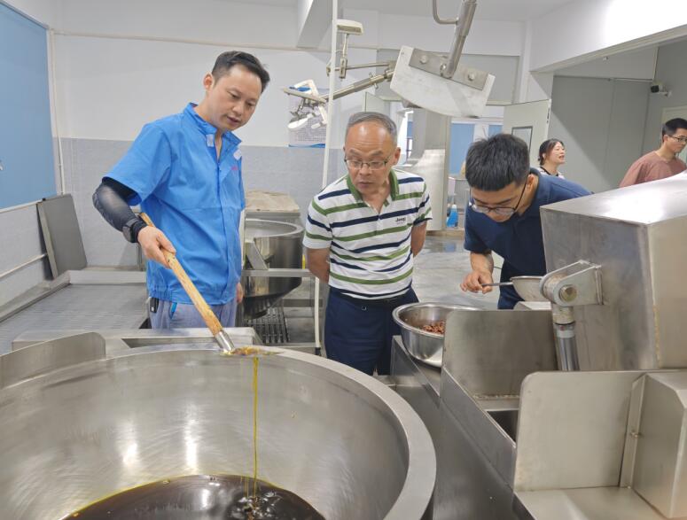 杭州市临安区客商参观经济发展中心。傅忠翛摄