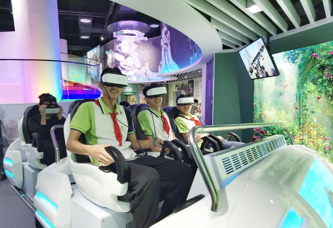 花卉科普馆内，孩子们体验“VR”车。杨洁摄