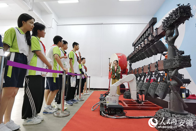 合肥磐石科普研学实践教育基地，孩子们围观“钟鼓齐鸣”装置。人民网 陶伟摄