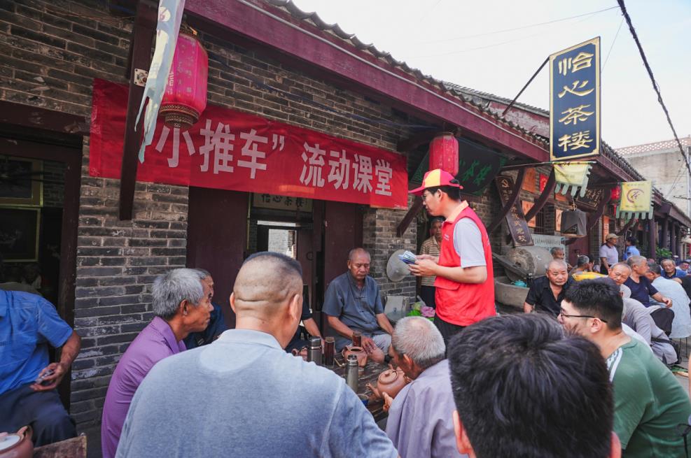 7月24日，濉溪縣供電公司黨員服務隊在臨渙茶館宣傳安全用電。沈亮攝