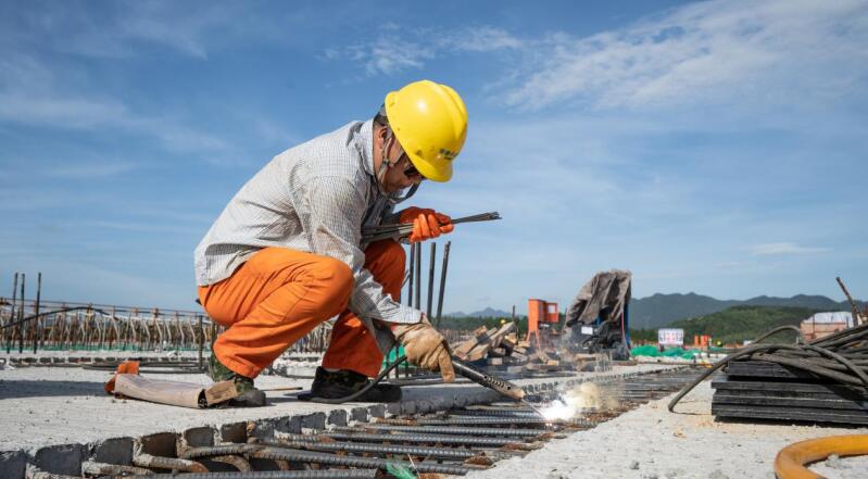 那些奋战在一线的“劳动剪影”。何储世豪摄