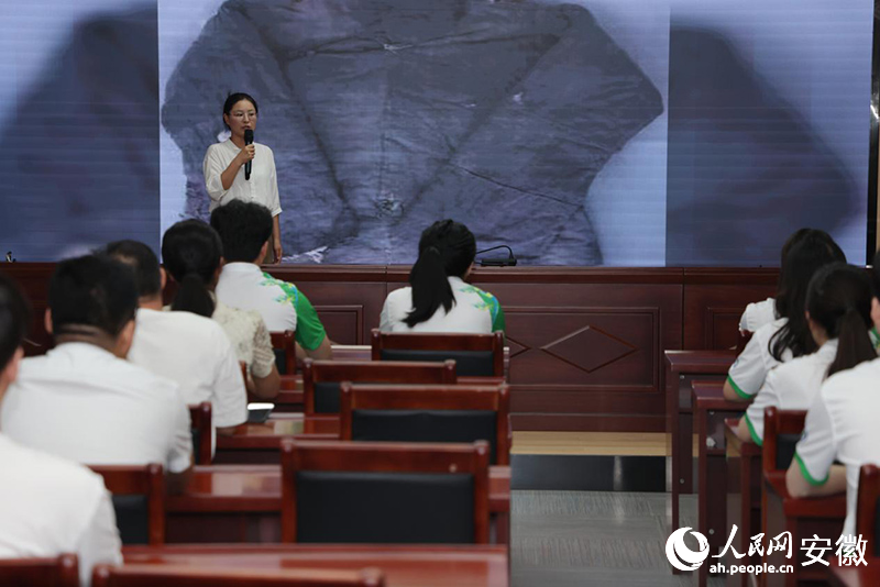 台上的演员正在给台下观众讲述当年的故事。人民网记者 王晓飞摄