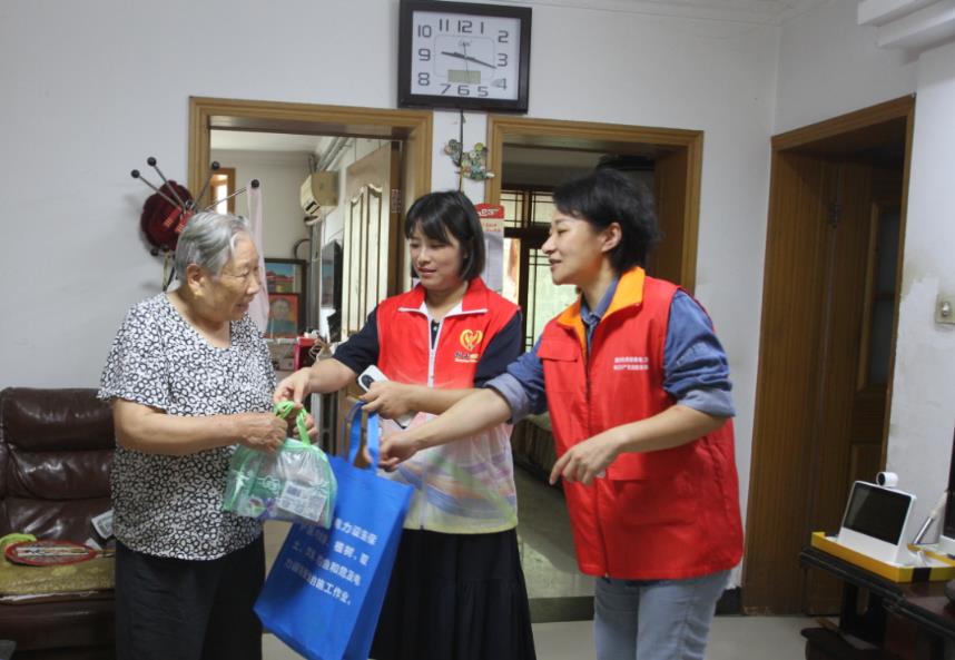 社網共建，讓老人清涼度夏。李偉攝