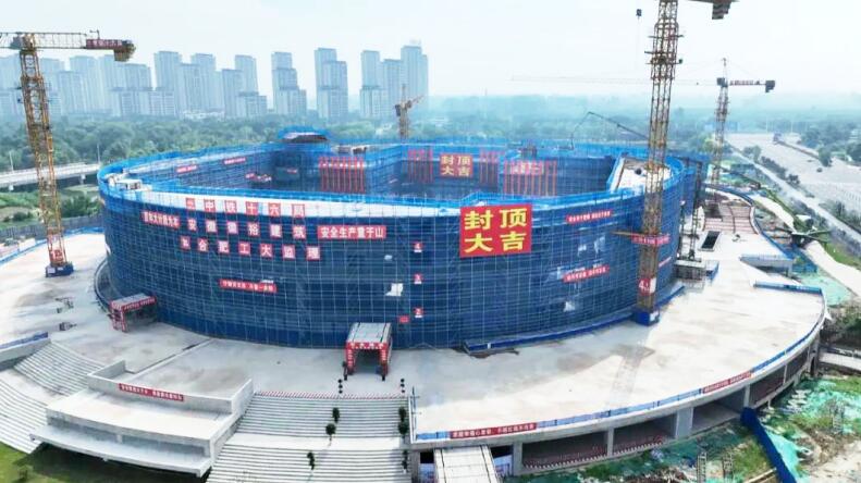 颍东区体育中心二期主体封顶。 颍东区委宣传部供图