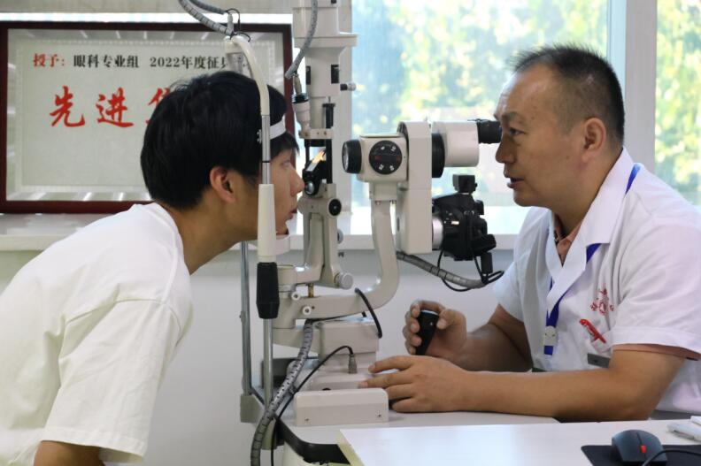 进行眼科检查。
