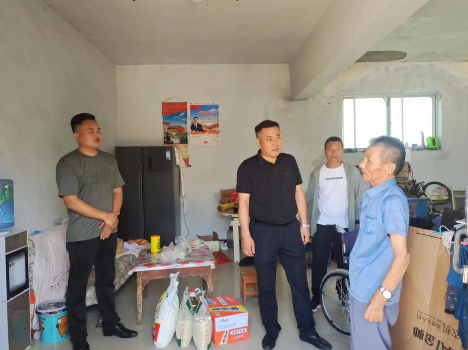 褚蘭鎮黨委書記曾浩（左二）一行看望慰問困難退役軍人陳祥引。張孝天攝