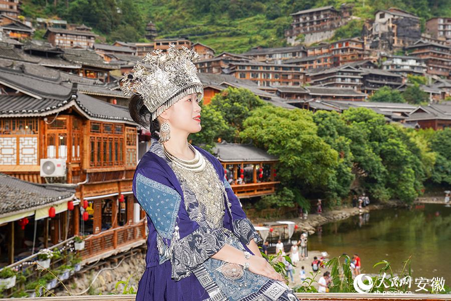 游客体验苗服旅拍。人民网记者 陈若天摄