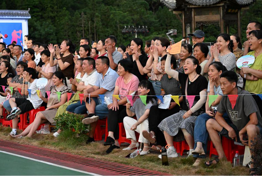 观众观看篮球赛。石台县委宣传部供图